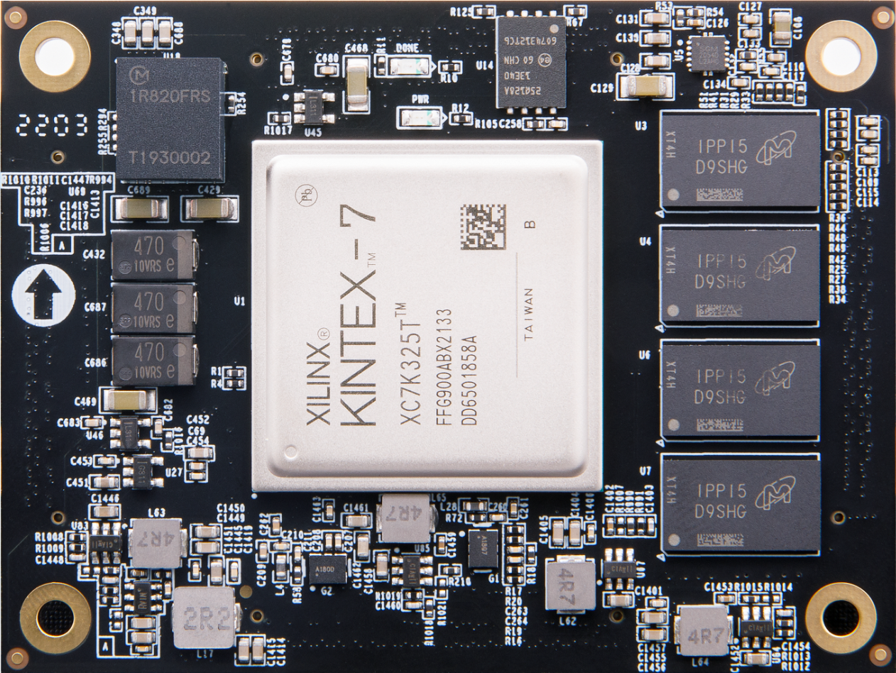 图片展示了一块AC7K325B核心板的正面,中央为XILINX KINTEX-7 FPGA芯片,周围分布着多个电容、电阻和芯片,包括四个IPP15 D9SHG芯片。该核心板具有276个IO,其中BANK17和BANK18的92个IO可通过更换LDO芯片来调整电平,满足不同用户需求。此外,核心板还扩展了16对高速收发器GTX接口。图片在文档中用于直观展示AC7K325B核心板的外观和主要组件,帮助读者更好地理解其功能和特点。