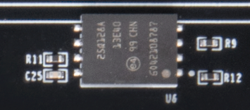 图片显示了一个QSPI Flash芯片的实物图，芯片型号为N25Q128A，容量为128Mbit，由Numonyx生产。芯片的引脚标识清晰可见，包括R10、C25、R9和R12等。图片在上下文中起到直观展示QSPI Flash芯片外观的作用，帮助读者更好地理解其在电路板上的实际位置和连接方式。