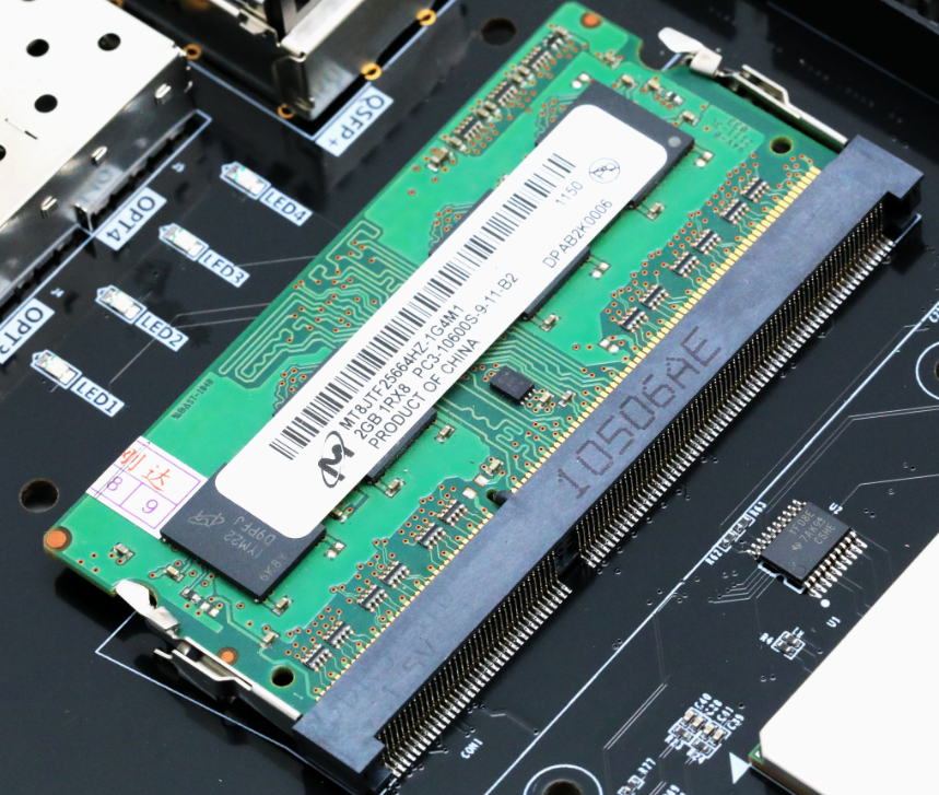 图片展示了一块2GB的Micron SODIMM内存条，其上标有“10506AE”标识，内存条通过金手指与开发板上的SODIMM插槽紧密连接。图片在上下文中用于说明SODIMM内存条的实物外观，以及其在开发板上的安装位置，帮助用户理解硬件连接的具体情况。
