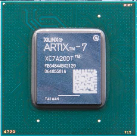 图片展示了一块XILINX ARTIX-7 FPGA芯片,型号为XC7A200T。芯片正面印有“XILINX ARTIX-7”和“XC7A200T”的字样,以及一些序列号和标识。图片在文档中用于展示FPGA芯片的实物,配合上下文中的芯片参数表,帮助读者更好地理解FPGA的核心组件和规格。