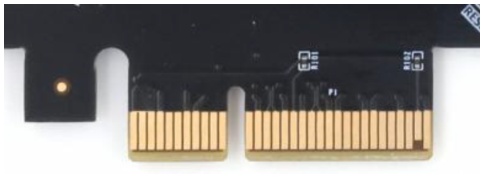 图片内容：图片显示了一个PCIe x2接口的实物图，接口两侧各有一排金色的触点，左侧触点上方有一个黄色的指示灯，右侧触点上方有数字标识“M12”。图片中的触点排列整齐，表明接口设计合理，便于连接和拆卸。 图片作用：该图片展示了PCIe x2接口的实物图，与上下文中的描述相呼应，说明了PCIe x2插槽在扩展板上的实际外观，帮助读者更好地理解PCIe x2接口的设计和安装方式。