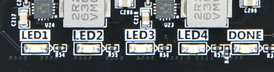 图片显示了扩展板上四个用户LED灯的实物图，每个LED灯旁边都有相应的编号标识，分别是LED1、LED2、LED3和LED4。图片中还标有“DONE”字样，可能表示电路测试完成。这张图片在文档中用于展示LED灯的实际外观，与上下文中的硬件连接示意图相呼应，帮助读者更好地理解LED灯在实际电路中的布局和状态。