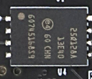 图片显示了一个QSPI Flash芯片，其型号为25Q128A，芯片编号为6074516889。芯片上标有“60 CHN”字样，表明其引脚数量为60个。图片中的芯片位于电路板上，周围有其他电子元件。图片在上下文中用于展示开发板上QSPI Flash的实际外观，帮助读者更好地理解其在电路板上的位置和外观特征。