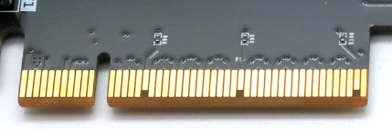 图片显示了一个PCIe x8接口的实物图，接口两侧有金色的引脚，中间部分有多个白色标识，左侧引脚上标有“PCIe”字样。图片在上下文中用于展示PCIe x8接口的实物外观，配合文字说明，帮助读者更好地理解PCIe接口的设计和实际应用。