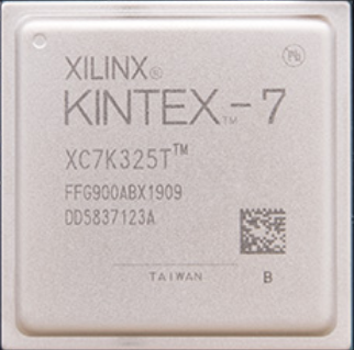 图片展示了一块XILINX KINTEX-7 FPGA芯片,型号为XC7K325T。芯片正面印有“XILINX”和“KINTEX-7”字样,以及型号标识“XC7K325T™”。此外,芯片上还标有“FFG900ABX1909”和“DD5837123A”等信息。图片在文档中用于展示FPGA芯片的实物,与上下文中的芯片参数表相呼应,帮助读者更好地理解FPGA芯片的具体型号和规格。