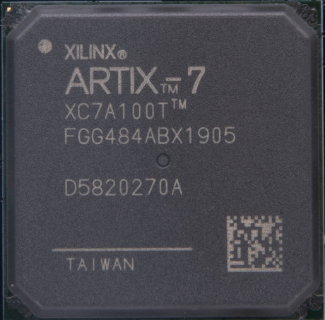 图片显示了一块XILINX ARTIX-7 FPGA芯片,型号为XC7A100T,封装为FGG484ABX1905。芯片上标有“TAIWAN”字样,表明其产地。图片中的芯片参数与文档中提到的FPGA芯片XC7A100T的主要参数一致,包括逻辑单元、查找表、触发器、Block RAM、DSP处理单元、PCIe Gen2、模数转换/XADC、GTP Transceiver等参数。图片在文档中用于展示FPGA芯片的实物,帮助读者更好地理解FPGA芯片的外观和结构。