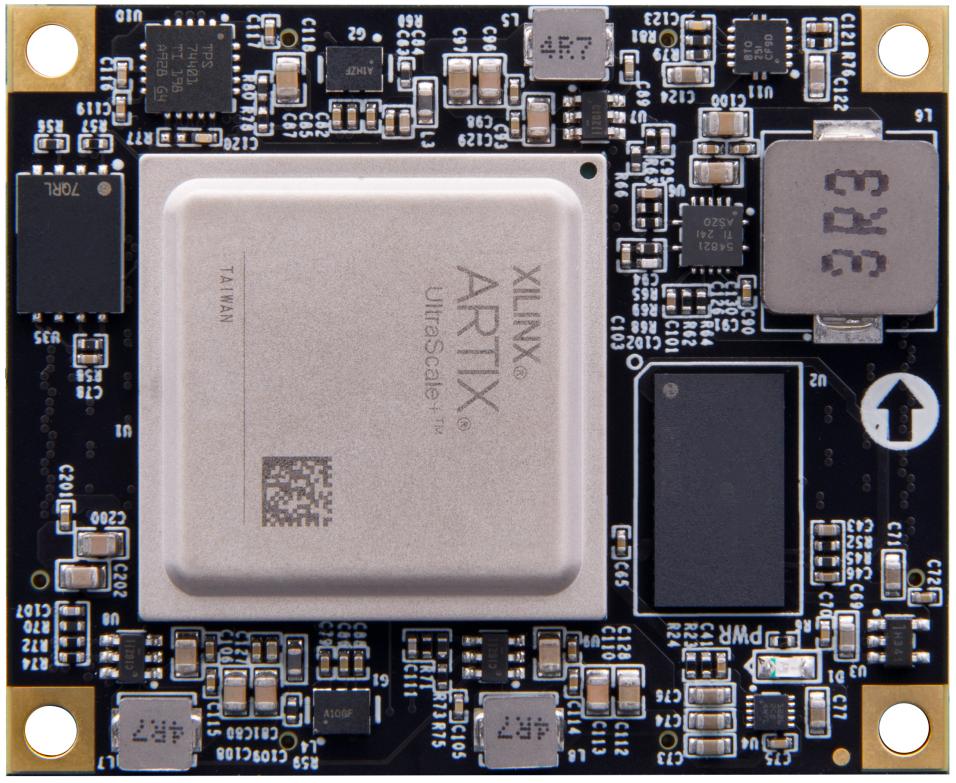 图片展示了一块AXAU15核心板的正面，中央为一块Xilinx UltraScale+ FPGA芯片，周围分布着多个电容、电阻和连接器。图片中还可见到一个黑色的芯片和一些绿色的电容。图片在上下文中用于展示核心板的外观，帮助读者理解其结构和组成部分。