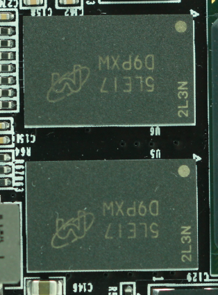 图片中展示了两块DDR3 SDRAM芯片,芯片型号为MT41J256M16HA-125,容量为256M x 16bit,由Micron公司生产。这些芯片被安装在电路板上,周围有其他电子元件。图片在文档中用于展示DDR3 DRAM的实物图,帮助读者更好地理解DDR3 DRAM的硬件连接和实际外观。