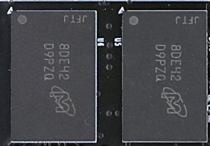 图片展示了两块DDR3 DRAM芯片，芯片型号为8DE42，引脚标识为JFTJ。图片中的芯片为实物图，与上下文中的描述一致。图片在文档中用于直观展示DDR3 DRAM的实际外观，帮助读者更好地理解硬件设计和连接示意图。
