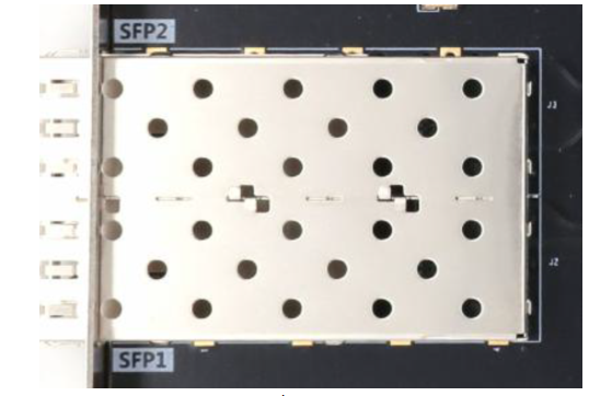图片显示了扩展板上的两路光纤接口实物图，其中SFP1和SFP2标识清晰可见。接口由多个圆形孔组成，每个孔对应一个光纤插槽。图片在上下文中起到直观展示光纤接口实物的作用，帮助读者更好地理解光纤接口在扩展板上的布局和实际安装情况。