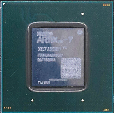 图片显示了一块XC7A200T型号的FPGA芯片，其表面印有“ARTIX-7”和“XC7A200T”的字样。芯片的封装上还标有“FBGA484ABW1 S07”和“DS716300A”的信息。图片在文档中用于展示FPGA芯片的实物，与上下文中的描述相呼应，帮助读者更好地理解FPGA芯片的具体型号和封装信息。