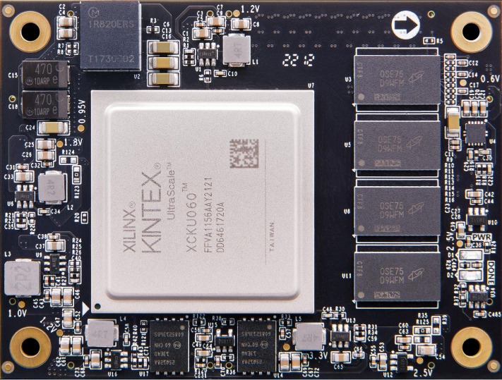 图片展示了一块XILINX Kintex UltraScale XCKU060核心板的正面。核心板上有一个显著的白色芯片,周围布满了各种电子元件和连接器。图片中还标注了“FPGA芯片到接口之间走线做了等长和差分处理”,这表明该核心板在设计上注重信号传输的优化。图片在文档中用于直观展示ACKU060核心板的外观和布局,帮助读者更好地理解其结构和功能。
