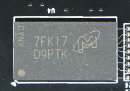 图片显示了一块DDR3 DRAM芯片，其型号为7FK17 D9PTK，芯片上标有“Micron”字样，表明其制造商为美光。图片中的芯片引脚清晰可见，与上下文中的DDR3 DRAM引脚分配图相对应，进一步验证了文档中关于DDR3 DRAM硬件连接的描述。