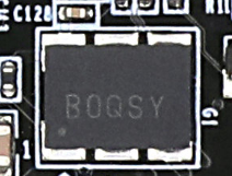 图片中显示了一个标有“BOQSY”的黑色矩形芯片，该芯片位于电路板上，周围有其他电子元件。图片内容与文档中的“200M有源差分晶振实物图”相关，说明了该芯片是200MHz有源差分晶振的实物图。