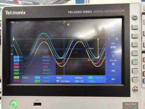 图片显示了一台Tektronix TBS2000X系列数字示波器的屏幕，屏幕上显示了四条不同颜色的正弦波形，分别标记为C1、C2、C3和C4。每条波形的参数如幅度、频率和相位都清晰可见。图片在上下文中用于展示黑金AXP110和AXP390开发板FMC接口与FL9781硬件连接后的DA输出波形，通过示波器可以观察到DA输出的正弦波形，从而验证硬件连接的正确性。