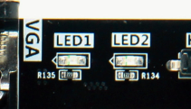图片显示了扩展板上的两个LED灯实物图,标记为LED1和LED2。LED1位于左侧,LED2位于右侧,旁边有电阻R135和R134。图片在文档中用于展示LED灯的硬件设计示意图,帮助读者理解LED灯在扩展板上的实际安装位置和布局。