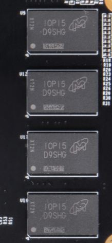 图片中展示了四片DDR3 DRAM芯片，每片芯片上标有“10P15 D9SHG”的标识。这些芯片被整齐地排列在电路板上，芯片之间通过导线连接。图片在上下文中起到直观展示DDR3 DRAM实物的作用，帮助读者更好地理解硬件连接方式和实际布局。